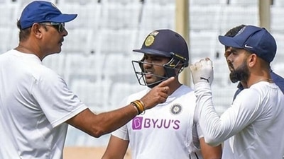 Ravi Shastri (Left) speaks to Rohit Sharma (Centre) and Virat Kohli (Twitter) Ravi Shastri (Left) speaks to Rohit Sharma (Centre) and Virat Kohli (Twitter)