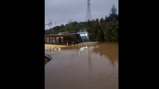 Bus speeds through deep floodwaters in New Zealand.(Facebook/@ Debbie Burrows)