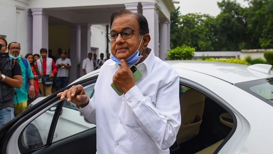 Chidambaram asked the state finance minister K N Balagopal to impose “notional taxes” to tackle with inflation in the state.(Hindustan Times) Chidambaram asked the state finance minister K N Balagopal to impose “notional taxes” to tackle with inflation in the state.(Hindustan Times)