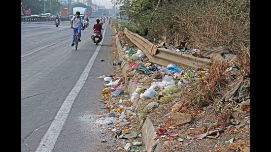 Garbage lying opposite Swaminarayan temple on Mumbai - Bengaluru highway. (Ravindra Joshi/HT PHOTO)