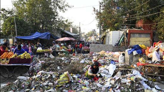 Gurugram, India-February 04, 2023: A garbage dump yard of MCG at Sabji Mandi near Kamala Nehru Park, a tussle between the Municipal Corporation of Gurugram (MCG) and Ecogreen Energy, their concessionaire over garbage collection, waste was not picked up from the city, in Gurugram, India, on Saturday, 04 February 2023. (Photo by Parveen Kumar/Hindustan Times)(Pic to go with Leena Dhankar's story)