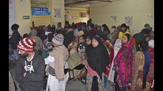 Patients queue outside the OPD of the civil hospital in Ludhiana on Saturday.The hospital is struggling with a severe shortage of staff. (HT Photo)