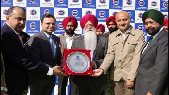 Punjab local government minister Inderbir Singh Nijjar (centre) being felicitated by PHD Chamber of Commerce and Industry members at the Electric Vehicle Expo in Chandigarh on Saturday. (HT Photo) Punjab local government minister Inderbir Singh Nijjar (centre) being felicitated by PHD Chamber of Commerce and Industry members at the Electric Vehicle Expo in Chandigarh on Saturday. (HT Photo)