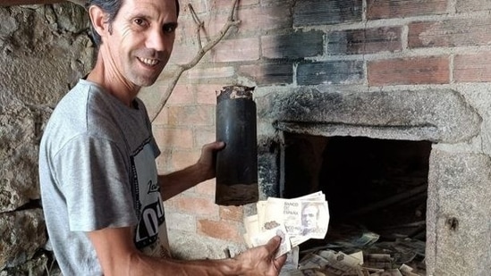 He said that he plans to keep some of the cash from the haul as a souvenir. (Agencia atlas)