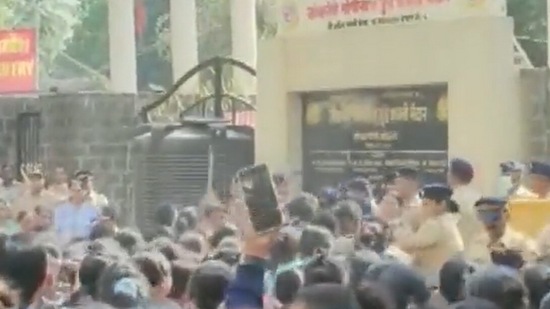 Police and women candidates clashed during the Mumbai Fire Brigade recruitment drive in Dahisar, Mumbai. (ANI)