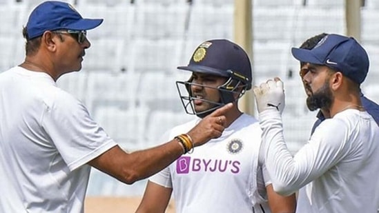 Ravi Shastri (Left) speaks to Rohit Sharma (Centre) and Virat Kohli(Twitter)