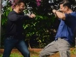 Salman Khan grooves with Akshay Kumar to Mai Khiladi from Selfiee. Salman Khan grooves with Akshay Kumar to Mai Khiladi from Selfiee.