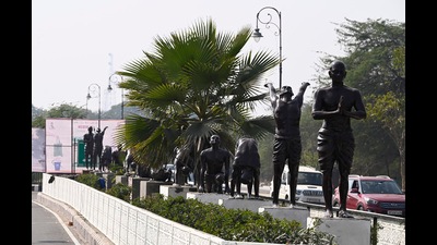 Lucknow being bueatifies ahead of investors summit and G20 event. (Deepak Gupta/ht photo) Lucknow being bueatifies ahead of investors summit and G20 event. (Deepak Gupta/ht photo)