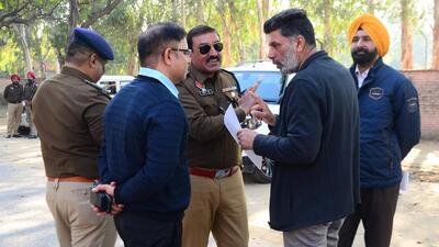 PAUTA members discussing the issues with police officials and seeking a meeting with CM Bhagwant Mann Singh in Ludhiana on Sunday. (Harvinder Singh/HT)