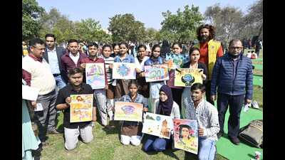 Thousands of students displayed their talent in a G20 painting competition held at Janeshwar Mishra Park in Lucknow. (Deepak Gupta/HT photo) Thousands of students displayed their talent in a G20 painting competition held at Janeshwar Mishra Park in Lucknow. (Deepak Gupta/HT photo)