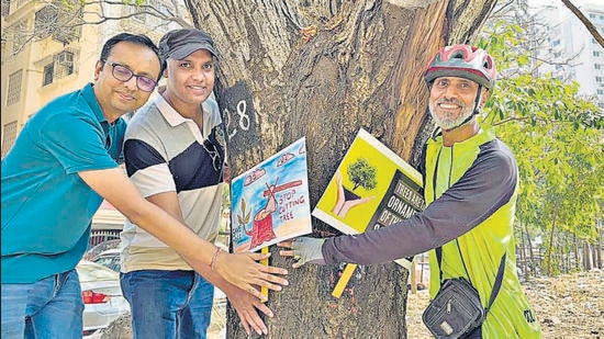 “The BMC has just announced a <span class='webrupee'>?</span>52,000 crore budget. The focus is only on so-called development and the victims are always trees,” Prajakta Samant – a resident of the area who participated in the march – said. “Their latest deadly plan is to cut off 30 old trees. We walked around the area and tied a rakhi to the trees marked out for chopping. Our ardent hope is to save them.” (HT PHOTO)