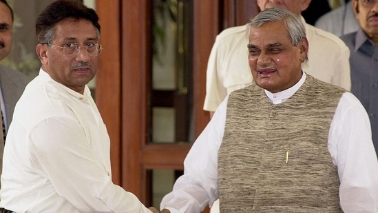 Pervez Musharraf and Atal Bihari Vajpayee met in Agra in July 2001 to discuss and resolve the decades-long Kashmir conflict.(AFP)