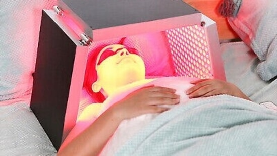 Anti-ageing and skin's advantages from Red Light Therapy (Photo by Twitter/HealthBeautyUK6)