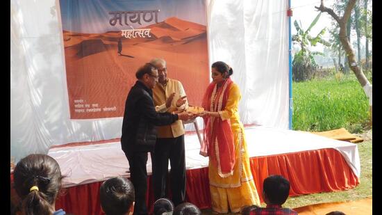 Former DG CRPF, Dr AP Maheshwari (C)presenting a memento to Shashwita, a seasoned story teller and well-known OTT artiste at Mayan Mahotsav on Sunday. (sourced)