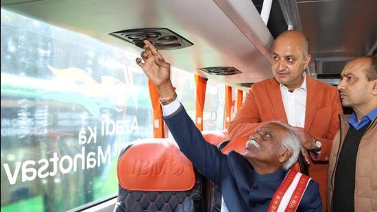Haryana governor Bandaru Dattatreya checking out the features of an electric bus at EV Expo 2023 in Chandigarh. (HT Photo)