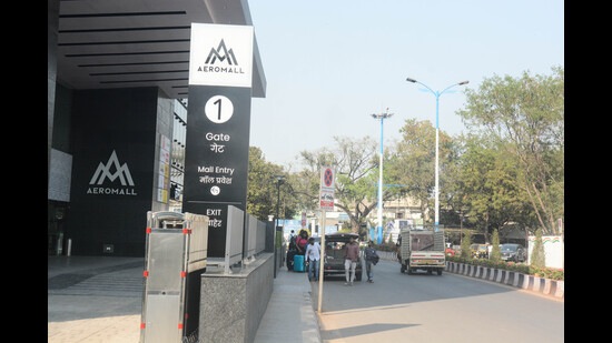 Many flyers who are from outside of Pune city are finding it difficult to locate the multi-level car parking building. (SHANKAR NARAYAN/ HT)