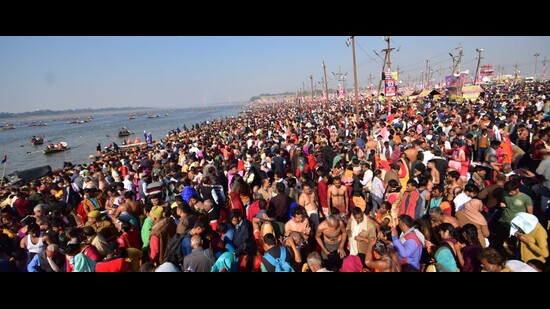 Rush of pilgrims at Sangam for taking a dip on Maghi Purnima on Feb 5. (Anil Kumar Maurya/HT photo)