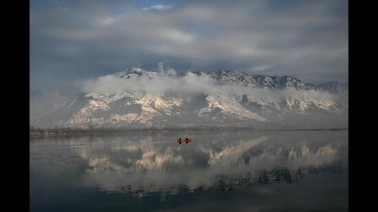 The MeT said that the weather was hazy in Kashmir and mainly clear in the Jammu region on Sunday. (HT File Photo)