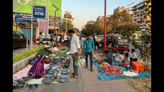 Vendors selling goods on footpath at Dasara Chowk, Balewadi on Sunday. (Kalpesh Nukte/HT PHOTO)