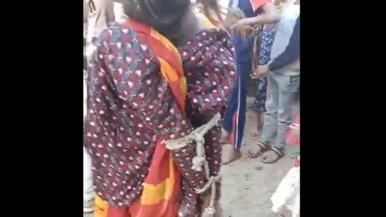 A video of the incident has emerged on social media.(source:Twitter/@Live_Hindustan)