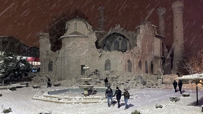 People seen walking next to a mosque destroyed by an earthquake in Malatya, Turkey on February 6. A powerful 7.8 magnitude earthquake has knocked down multiple buildings in southeastern Turkey and northern Syria. The quake was centered north of Gaziantep, a Turkish provincial capital. and tremors were felt as far as Cyprus and Cairo, Egypt. ( DIA images via AP) People seen walking next to a mosque destroyed by an earthquake in Malatya, Turkey on February 6. A powerful 7.8 magnitude earthquake has knocked down multiple buildings in southeastern Turkey and northern Syria. The quake was centered north of Gaziantep, a Turkish provincial capital. and tremors were felt as far as Cyprus and Cairo, Egypt. ( DIA images via AP)
