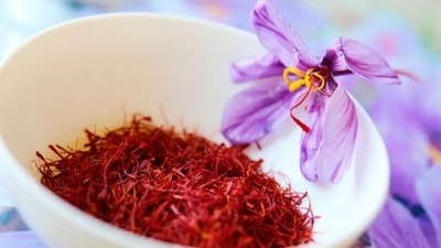 Saffron: Scars, acne, and hyperpigmentation can all be treated with saffron to give you a clear complexion. It effectively increases skin radiance. Because of its high antioxidant content, saffron might boost your skin care regimen. A lesser-known quality of saffron is its capabilityto heal minor scars and scratches. Saffron can boost your skin cell’s recovery rate. Thus, encouraging the skin to heal faster. The anti-inflammatory properties of saffron may stimulate wound healing by promoting cell multiplication. (Unsplash)