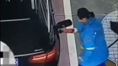 The image shows the gas station worker filling up a car's tank. (Reddit/@mindyour)
