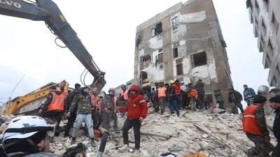 Rescuers search for survivors under the rubble following an earthquake in Diyarbakir, Turkey. (AFP)