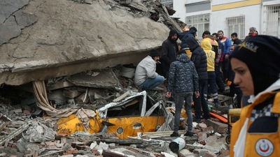 Rescuers search for survivors under the rubble following an earthquake in Diyarbakir, Turkey. (REUTERS)