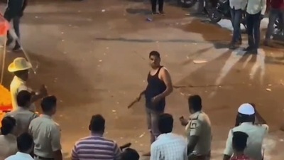 Kalaburagi Police shoots at man threatening to attack public with knives | Watch Kalaburagi Police shoots at man threatening to attack public with knives | Watch