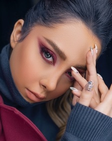 Pink makeup look is perfect to charm your partner on a rose day. (Unsplash)