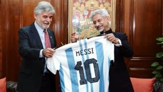 S Jaishankar met with the science and technology minister of Argentina Daniel Filmus on Monday.(twitter) S Jaishankar met with the science and technology minister of Argentina Daniel Filmus on Monday.(twitter)