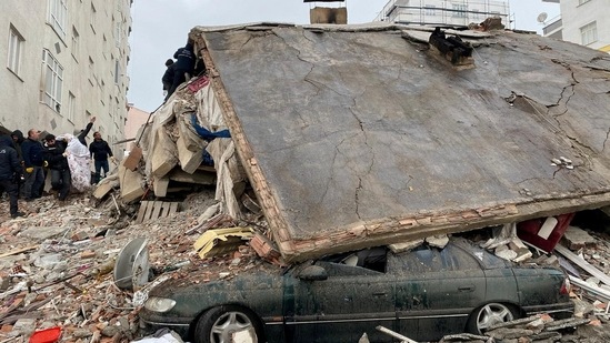 People search through rubble following an earthquake in Diyarbakir in Turkey.(REUTERS)