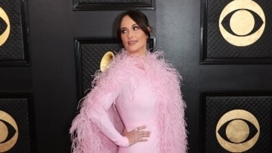 Kacey Musgraves proved that feather bodycon suits are still in style. In a classic pink feather bodycon suit featuring a shrug detail on one shoulder, and bodycon patterns, Kacey looked droolworthy.&nbsp;(Reuters)
