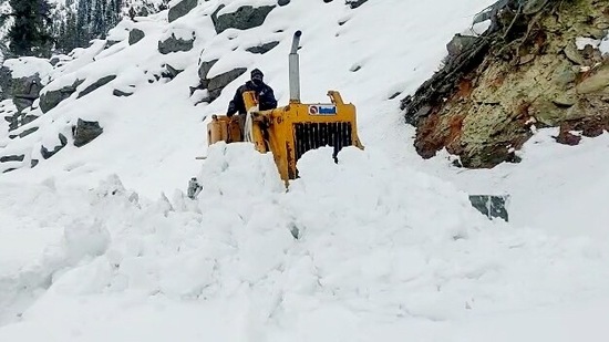 A PWD worker engaged in removing snow from the roads of Mayad Valley, an inaccessible area blocked by snowfall, in Lahaul Spiti on Saturday.(ANI) A PWD worker engaged in removing snow from the roads of Mayad Valley, an inaccessible area blocked by snowfall, in Lahaul Spiti on Saturday.(ANI)