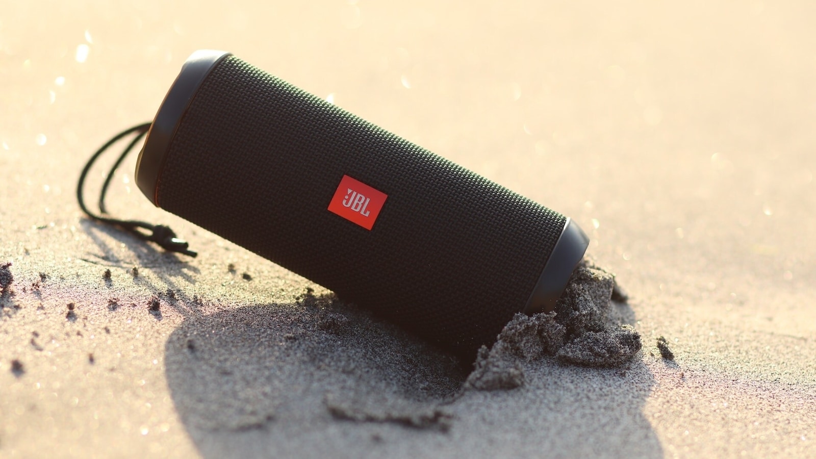  JBL Flip 4, Black - Waterproof, Portable & Durable Bluetooth  Speaker - Up to 12 Hours of Wireless Streaming - Includes Noise-Cancelling  Speakerphone, Voice Assistant & JBL Connect+ : Electronics