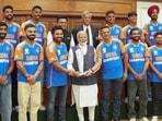 PM Modi posed for a photo with the Indian team, alongwith the World Cup trophy.(PTI)