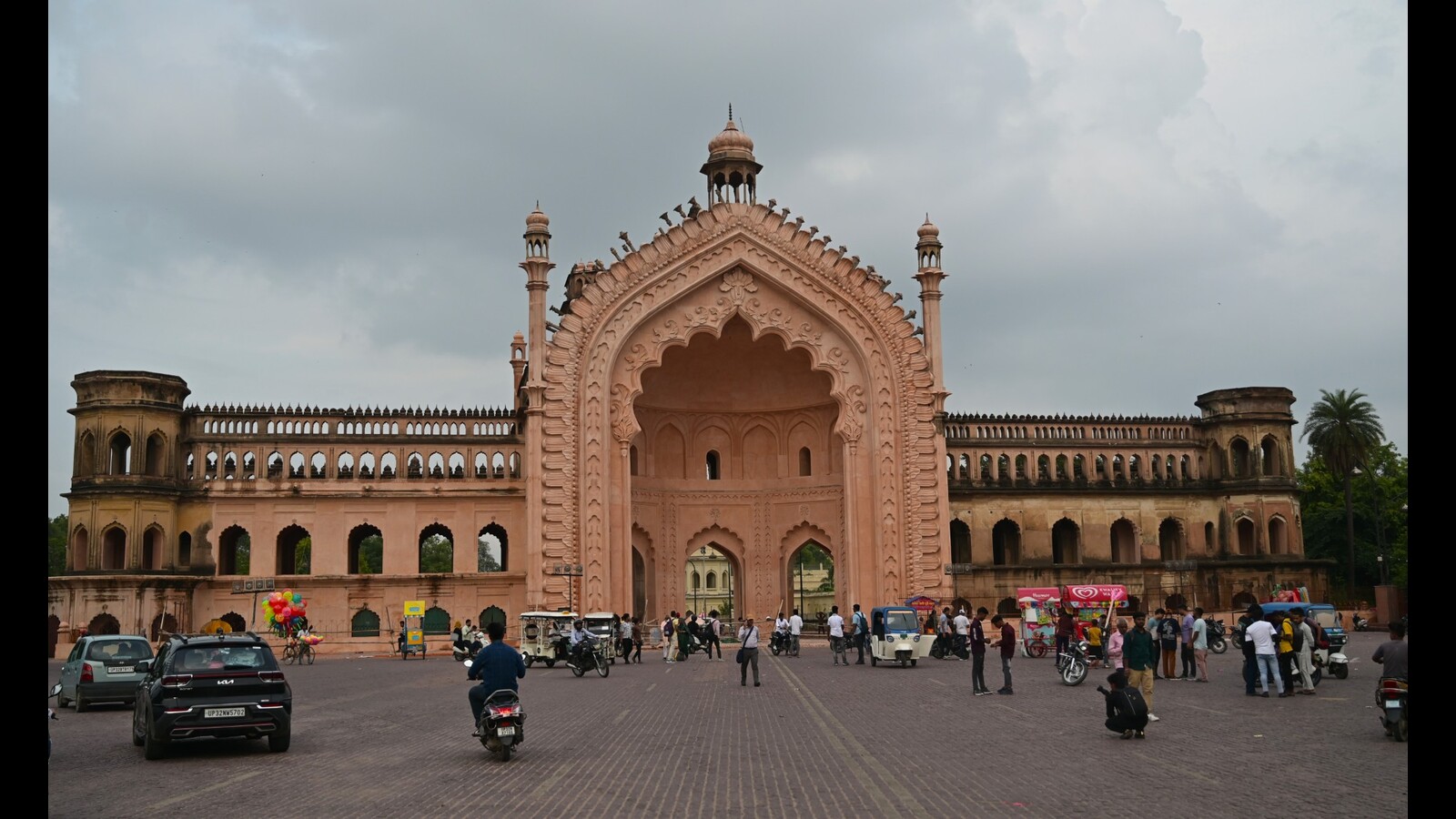 Spruced-up Rumi Darwaza open to public, but traffic still banned