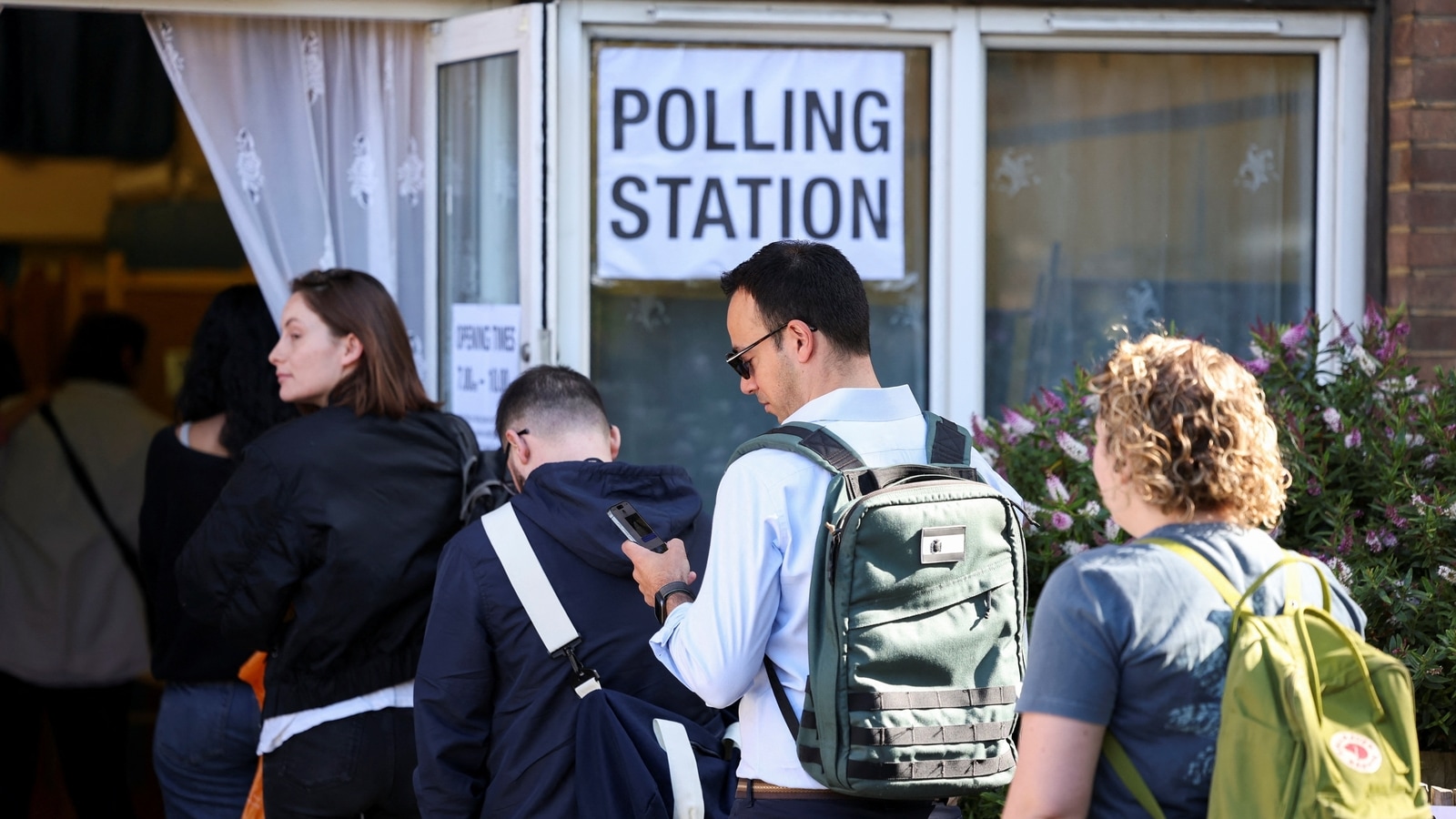 Pemilu Inggris 2024 Langsung: Pemilihan umum dimulai di Inggris saat para pemilih menuju tempat pemungutan suara