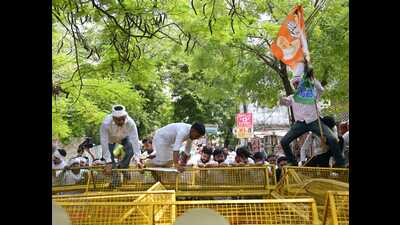 Congress youth workers protesting against NEET exam outside the Congress Party office in Lucknow on Thursday (HT Photo)