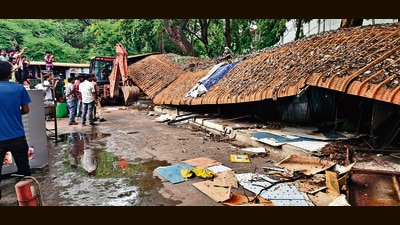 Earlier, after the Bombay High Court’s decision on Wednesday to vacate the stay on encroachments along the river at Karvenagar, Pune Municipal Corporation (PMC) during a special drive on Thursday demolished the encroachments. (HT PHOTO)