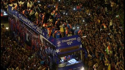 Fans crowd around a bus as the Indian cricket team members take part in a parade to celebrate winning the ICC men's T20 World Cup, in Mumbai, India, July 4, 2024. REUTERS/Hemanshi Kamani (REUTERS) Fans crowd around a bus as the Indian cricket team members take part in a parade to celebrate winning the ICC men's T20 World Cup, in Mumbai, India, July 4, 2024. REUTERS/Hemanshi Kamani (REUTERS)