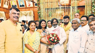 Hemant Soren with wife Kalpana Soren and other INDIA bloc leaders after taking oath as chief minister in Ranchi on Thursday. (HT photo)