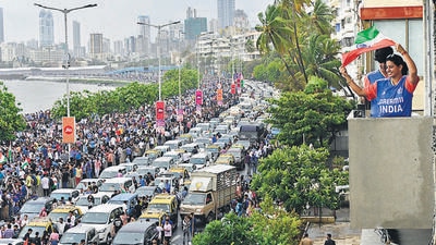Traffic jam after cricket enthusiast gathered for Team India's victory parade outside Wankhade Stadium on Thursday. (Anshuman Poyrekar/HT Photo) Traffic jam after cricket enthusiast gathered for Team India's victory parade outside Wankhade Stadium on Thursday. (Anshuman Poyrekar/HT Photo)
