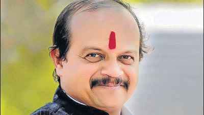 Vasant More was welcomed into the party by its chief Uddhav Thackeray and Rajya Sabha MP Sanjay Raut. (HT FILE)
