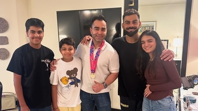 Virat Kohli poses with his family in Delhi after winning the T20 WC. (Instagram/@bhawna_kohli_dhingra)