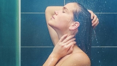 Exposing the body to heating pads, hot showers or hot baths has anti-inflammatory effects and helps support healthy blood sugar levels. (istockphotos) Exposing the body to heating pads, hot showers or hot baths has anti-inflammatory effects and helps support healthy blood sugar levels. (istockphotos)