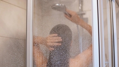 Taking cold showers helps in releasing stress and tension from the body. It also helps in supporting healthy nervous system function and reducing the frequency of infections. (Freepik) Taking cold showers helps in releasing stress and tension from the body. It also helps in supporting healthy nervous system function and reducing the frequency of infections. (Freepik)