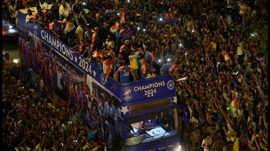 Fans crowd around a bus as the Indian cricket team members take part in a parade to celebrate winning the ICC men's T20 World Cup, in Mumbai, India, July 4, 2024. REUTERS/Hemanshi Kamani (REUTERS)