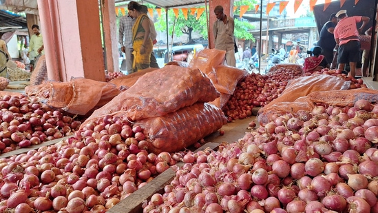 Hike in onion prices at APMC Onion-Potato market ,Vashi in Navi Mumbai. (Bachchan Kumar/HT Photo)
